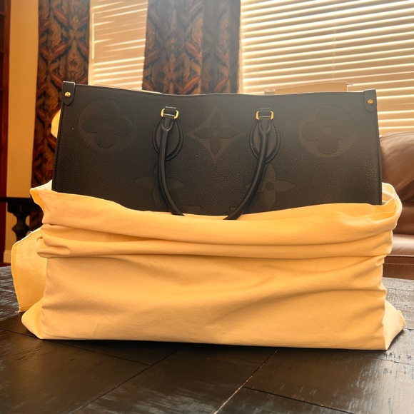 A gorgeous lv big bag I really love it too big for me - Picture 5 of 8